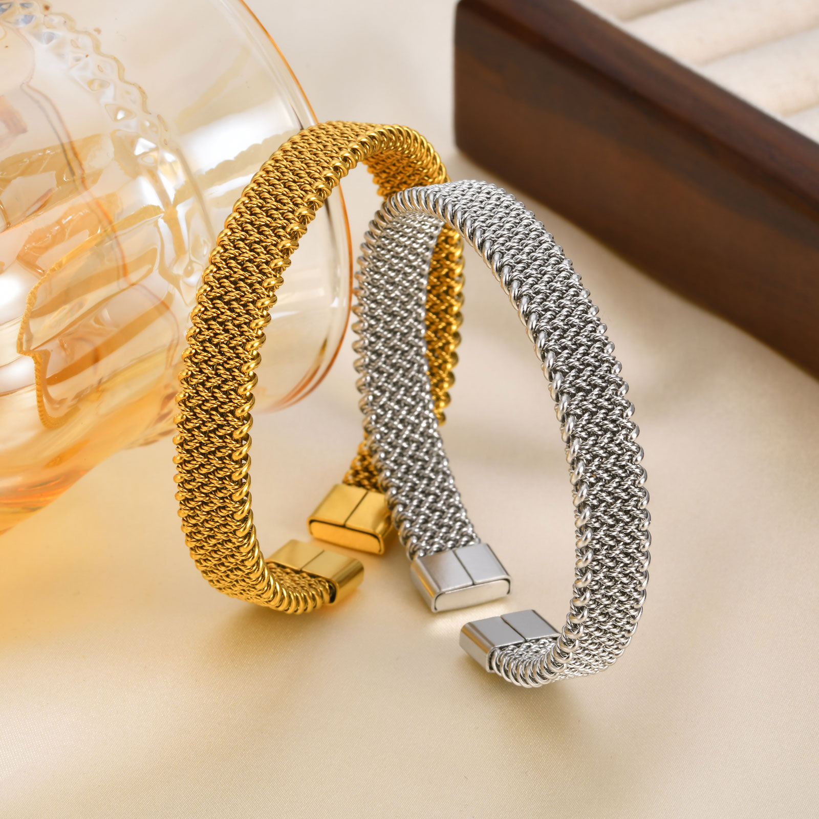 Pulsera abierta con correa elá - Mesh Strap Metal reseña y precio